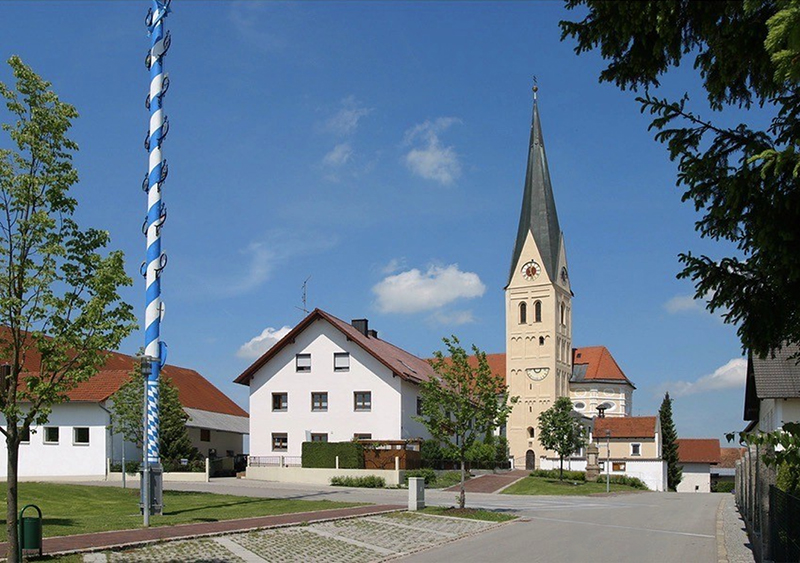 Der Maibaum und die Kirche von Oberding